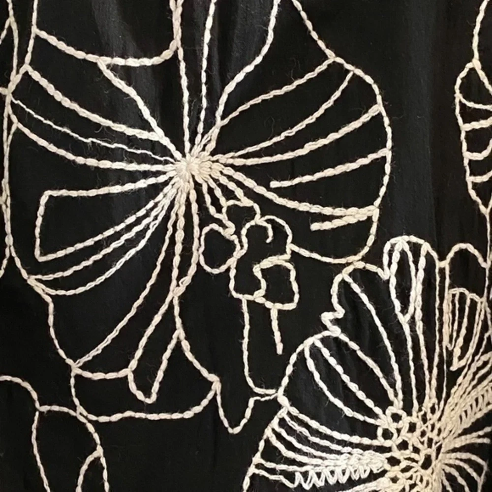 Chico's Black Floral Embroider Skirt Size 1 Medium